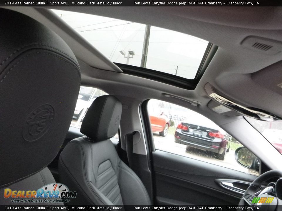 2019 Alfa Romeo Giulia Ti Sport AWD Vulcano Black Metallic / Black Photo #17