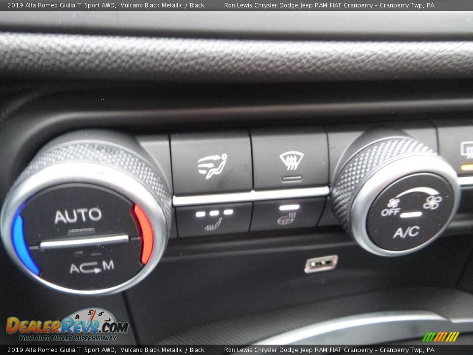 2019 Alfa Romeo Giulia Ti Sport AWD Vulcano Black Metallic / Black Photo #25