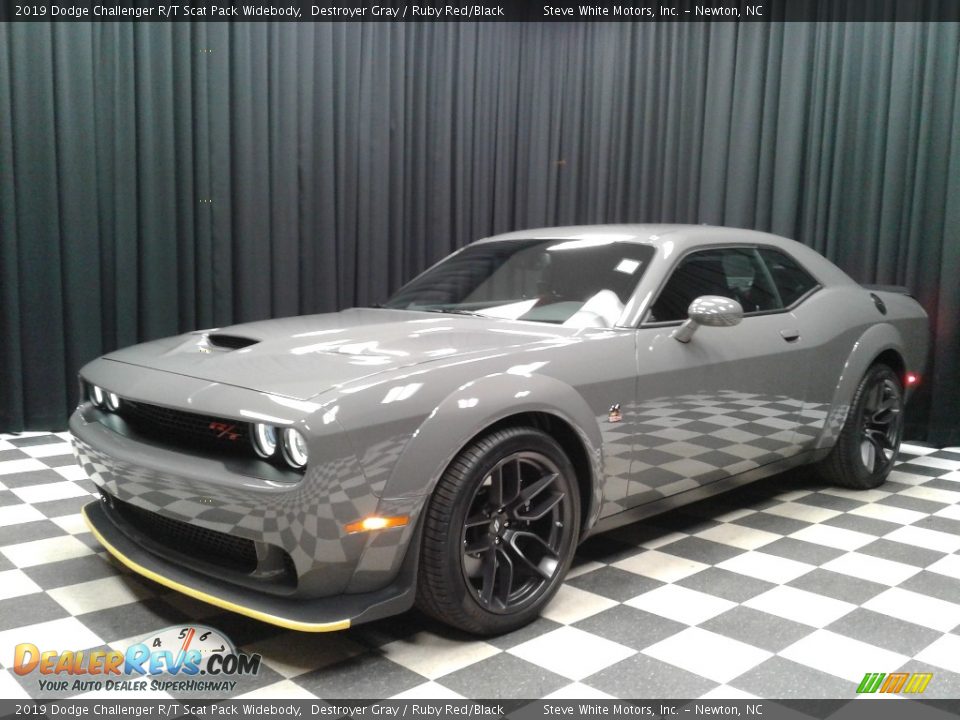 Front 3/4 View of 2019 Dodge Challenger R/T Scat Pack Widebody Photo #2