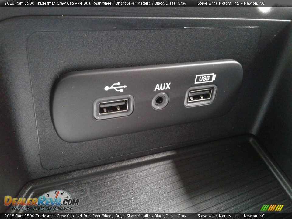 2018 Ram 3500 Tradesman Crew Cab 4x4 Dual Rear Wheel Bright Silver Metallic / Black/Diesel Gray Photo #23