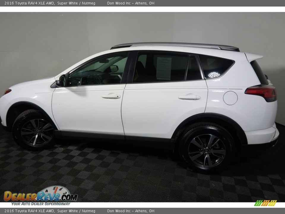 2016 Toyota RAV4 XLE AWD Super White / Nutmeg Photo #10