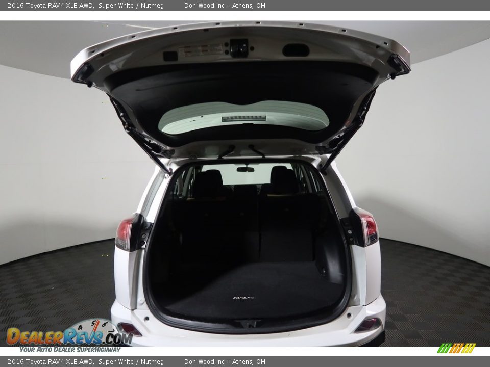 2016 Toyota RAV4 XLE AWD Super White / Nutmeg Photo #33