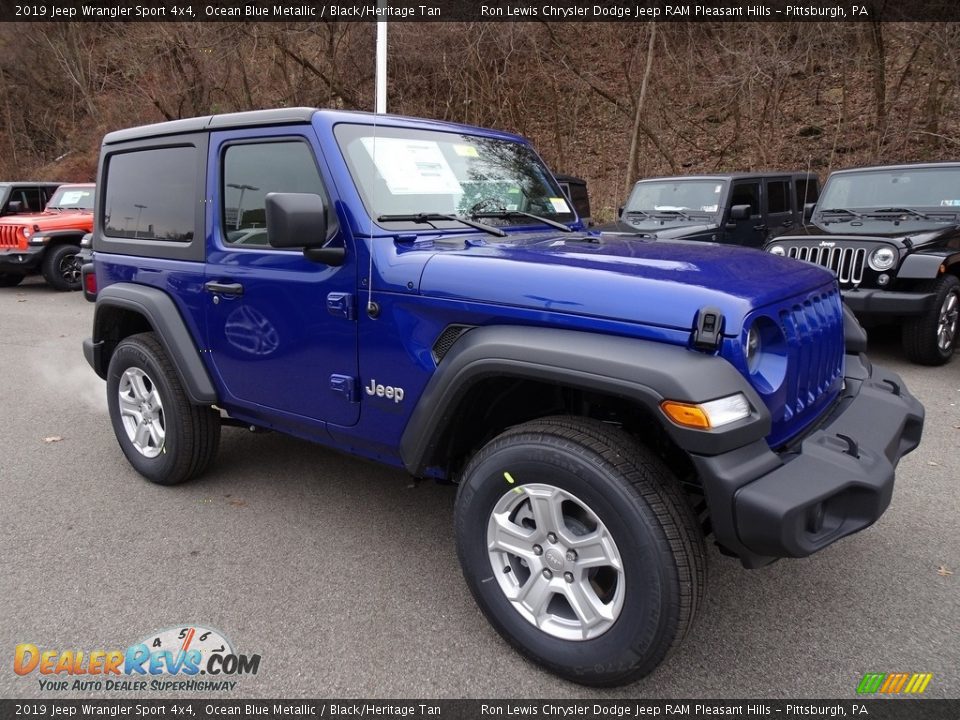 Front 3/4 View of 2019 Jeep Wrangler Sport 4x4 Photo #7