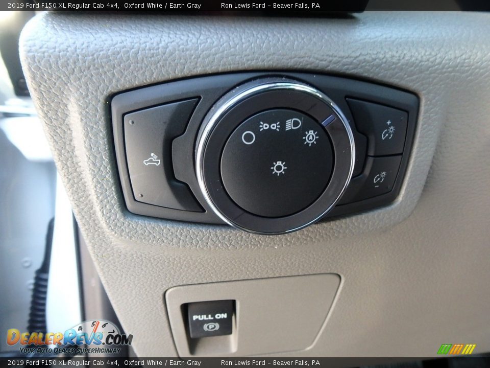 Controls of 2019 Ford F150 XL Regular Cab 4x4 Photo #16