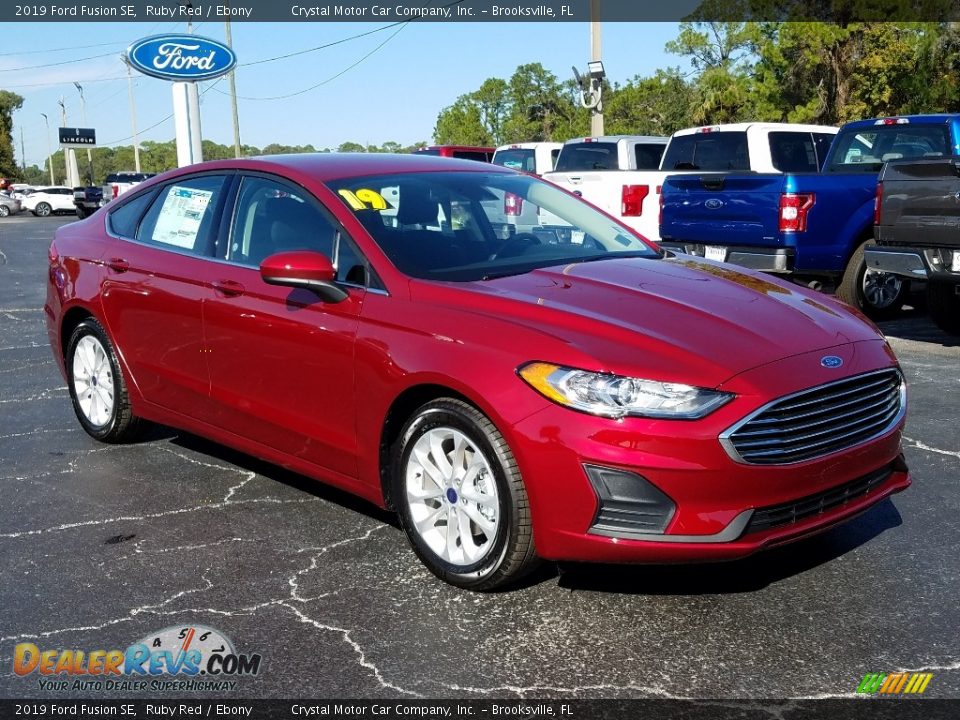 Front 3/4 View of 2019 Ford Fusion SE Photo #7