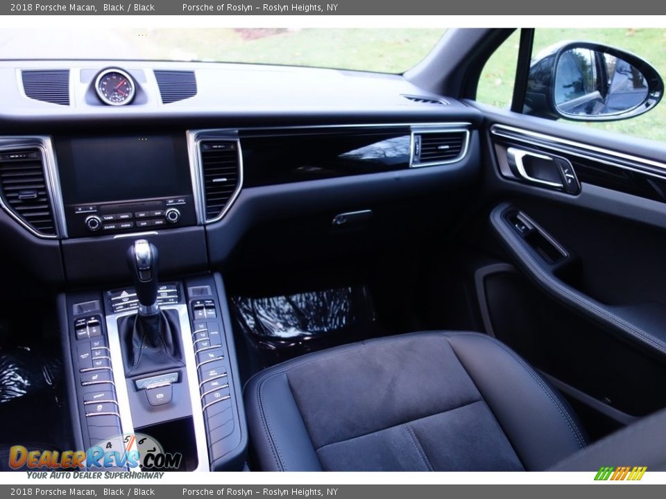 2018 Porsche Macan Black / Black Photo #15
