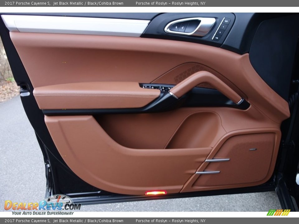 Door Panel of 2017 Porsche Cayenne S Photo #11