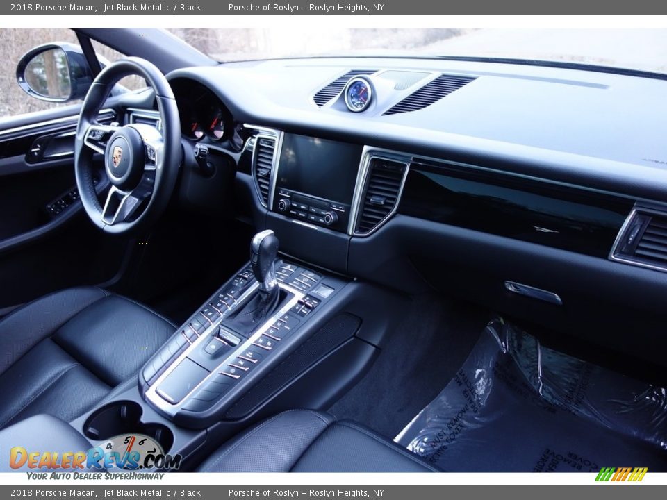 2018 Porsche Macan Jet Black Metallic / Black Photo #16