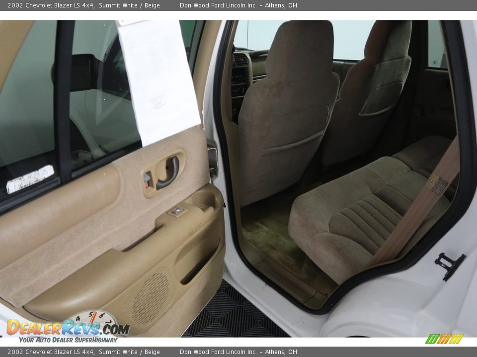 2002 Chevrolet Blazer LS 4x4 Summit White / Beige Photo #36