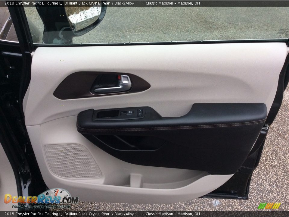 2018 Chrysler Pacifica Touring L Brilliant Black Crystal Pearl / Black/Alloy Photo #22