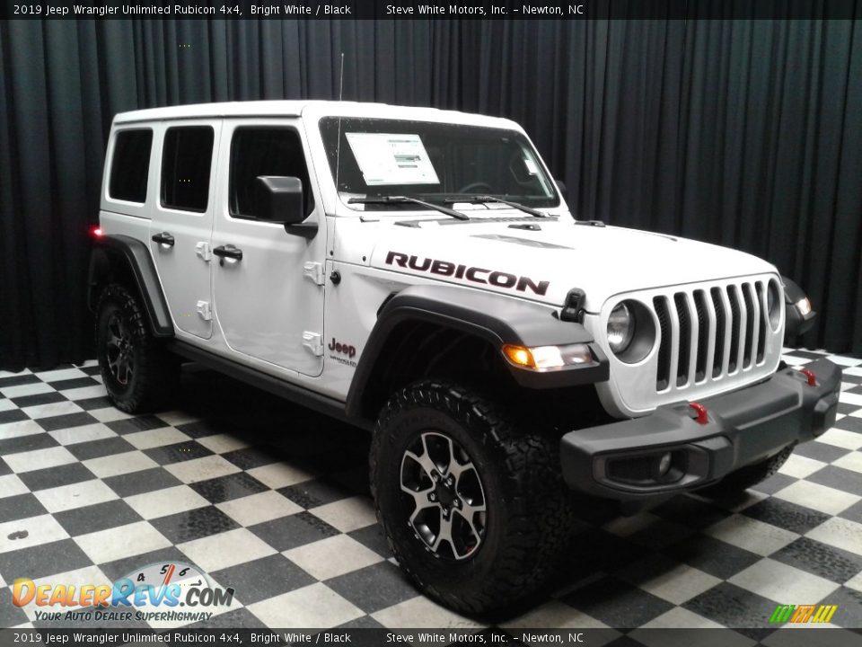 Front 3/4 View of 2019 Jeep Wrangler Unlimited Rubicon 4x4 Photo #4