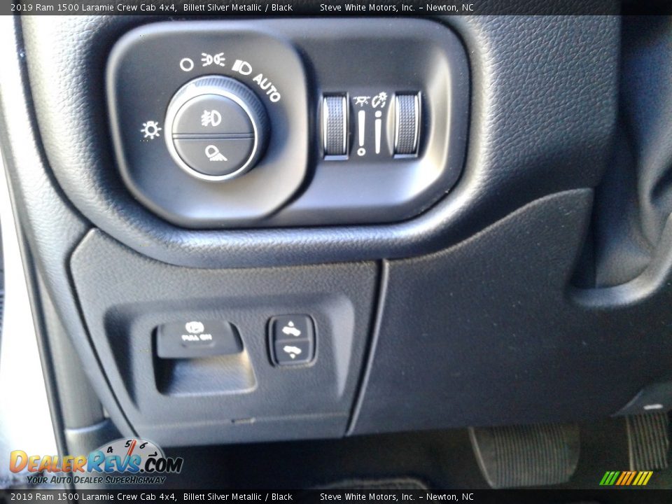 2019 Ram 1500 Laramie Crew Cab 4x4 Billett Silver Metallic / Black Photo #16