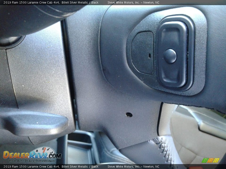 2019 Ram 1500 Laramie Crew Cab 4x4 Billett Silver Metallic / Black Photo #17