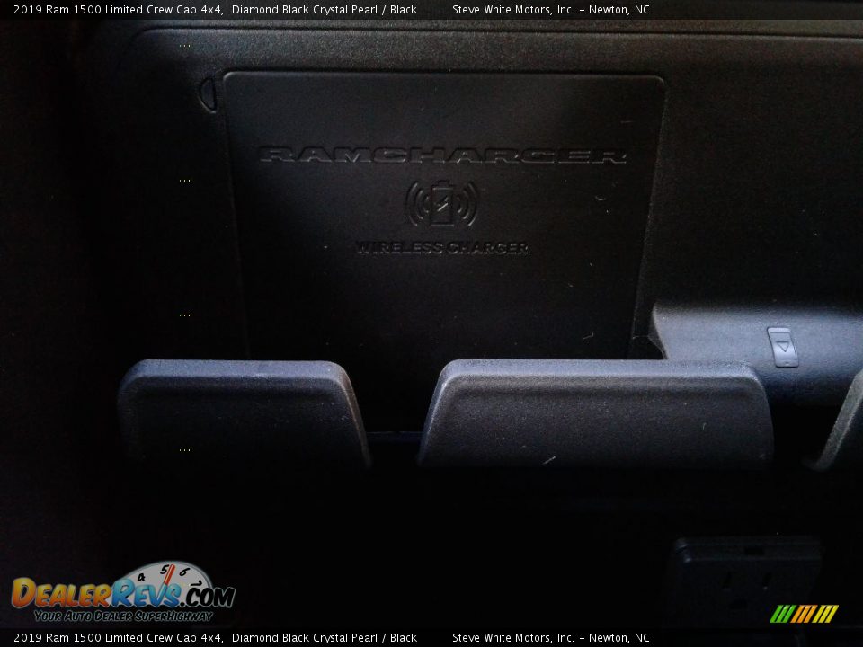 2019 Ram 1500 Limited Crew Cab 4x4 Diamond Black Crystal Pearl / Black Photo #32