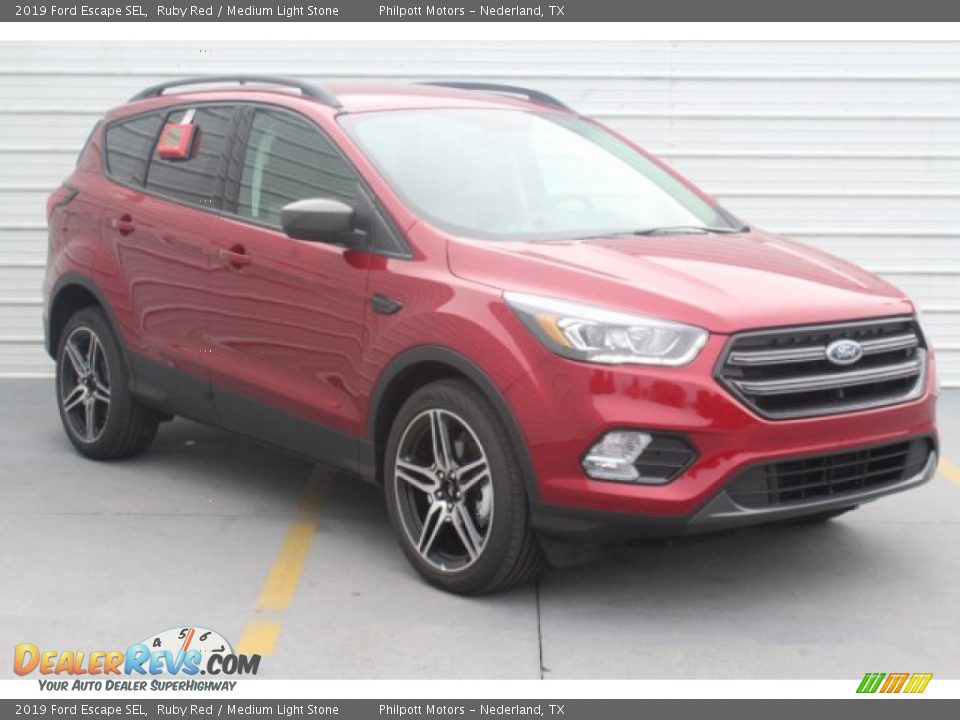 Front 3/4 View of 2019 Ford Escape SEL Photo #2