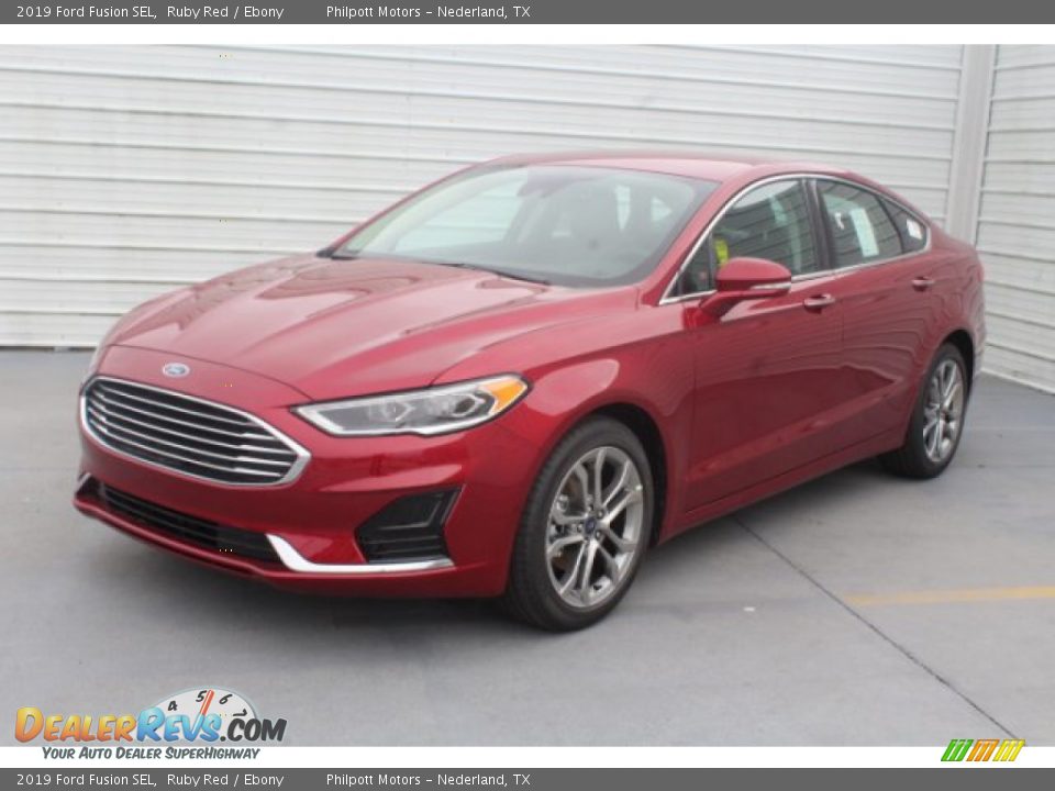 Front 3/4 View of 2019 Ford Fusion SEL Photo #4