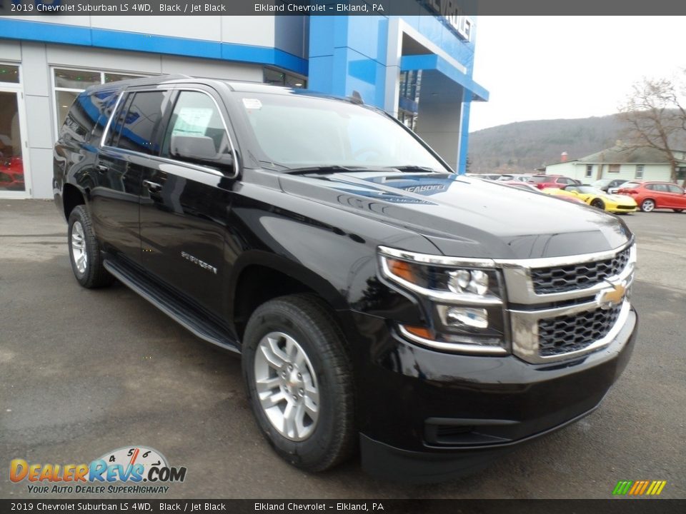 Front 3/4 View of 2019 Chevrolet Suburban LS 4WD Photo #3