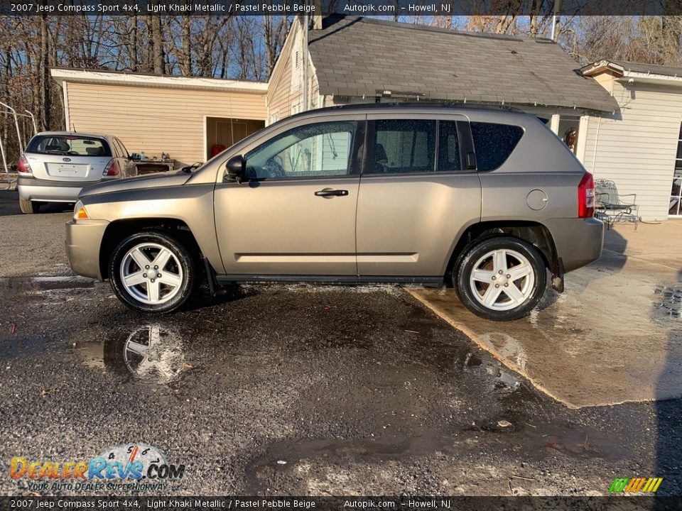 2007 Jeep Compass Sport 4x4 Light Khaki Metallic / Pastel Pebble Beige Photo #2