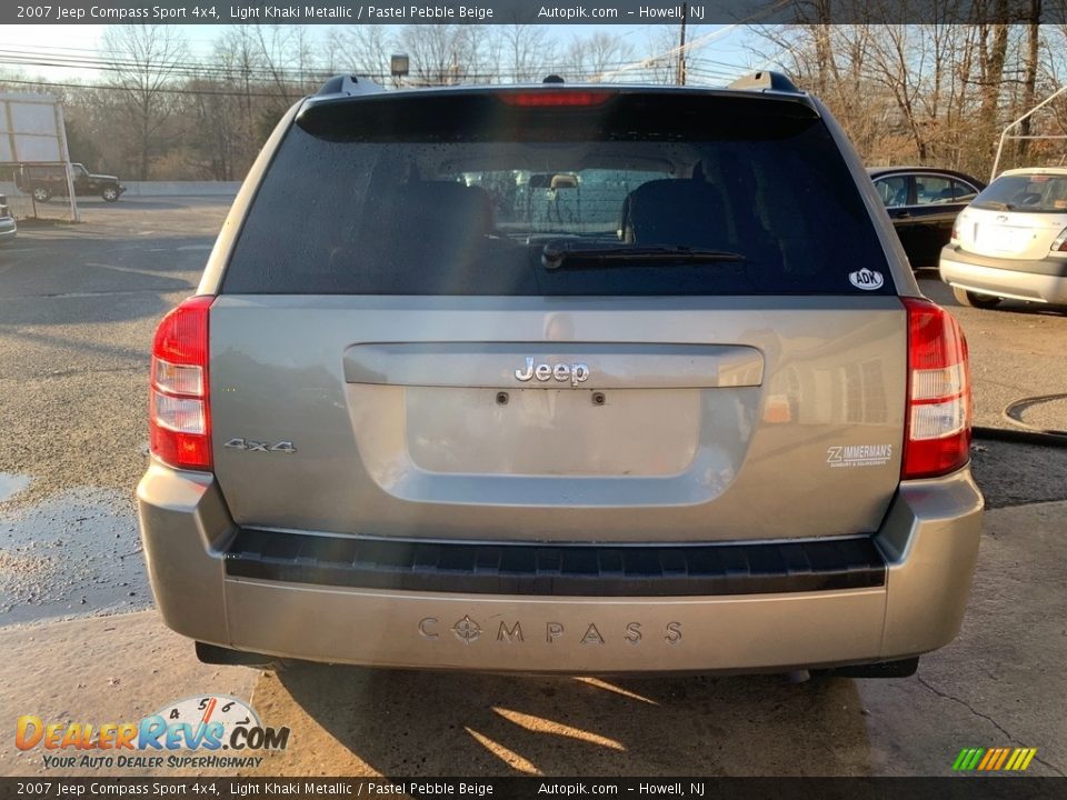 2007 Jeep Compass Sport 4x4 Light Khaki Metallic / Pastel Pebble Beige Photo #3