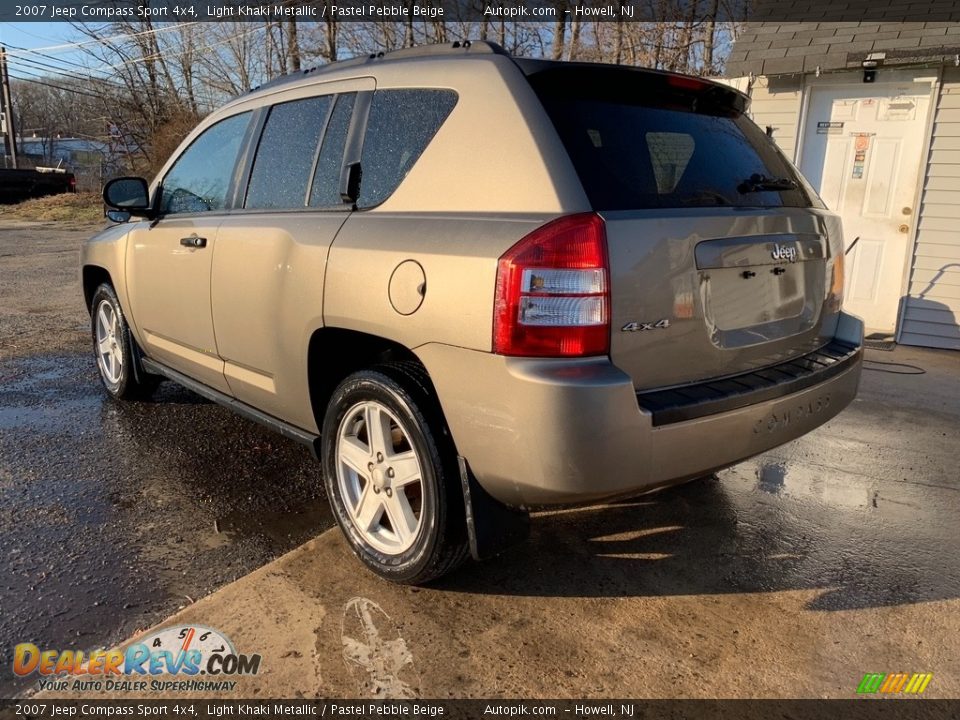 2007 Jeep Compass Sport 4x4 Light Khaki Metallic / Pastel Pebble Beige Photo #5