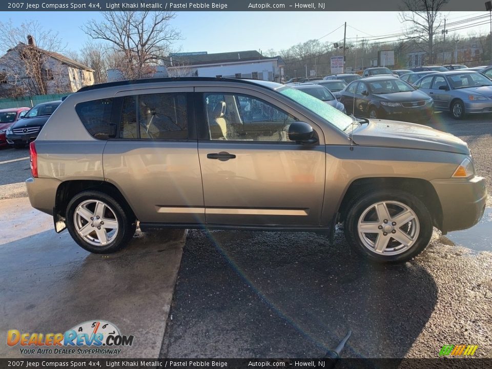 2007 Jeep Compass Sport 4x4 Light Khaki Metallic / Pastel Pebble Beige Photo #6