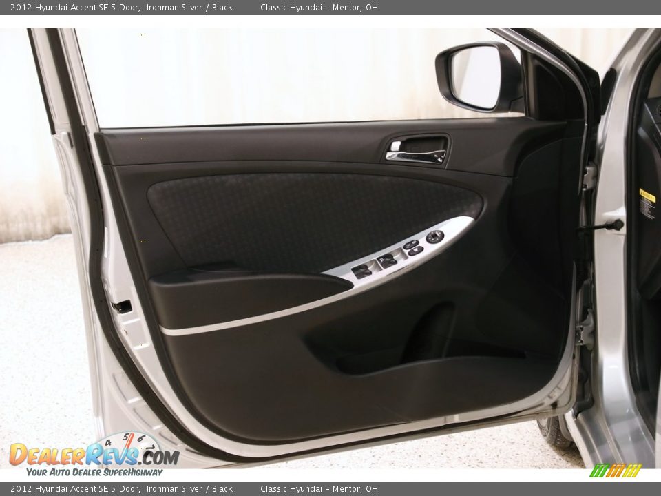 2012 Hyundai Accent SE 5 Door Ironman Silver / Black Photo #4