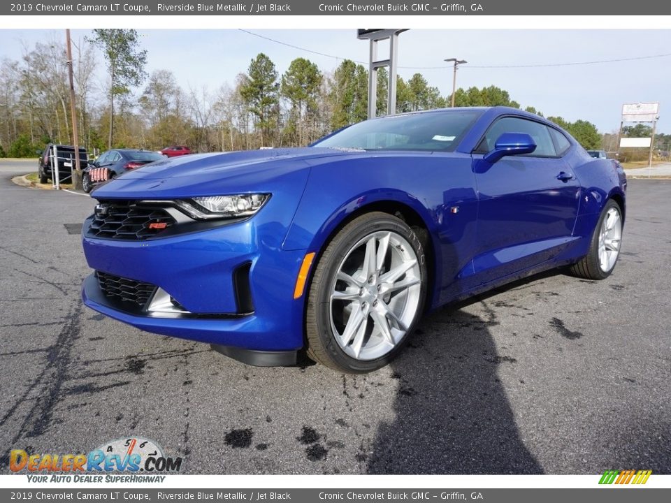 Front 3/4 View of 2019 Chevrolet Camaro LT Coupe Photo #3