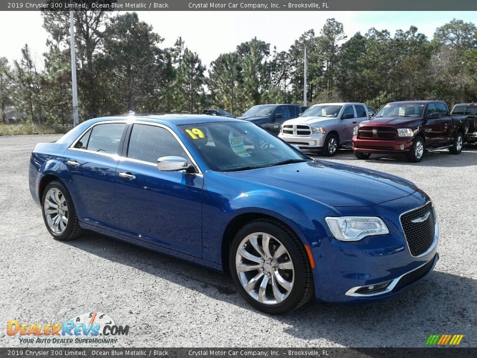 Front 3/4 View of 2019 Chrysler 300 Limited Photo #7