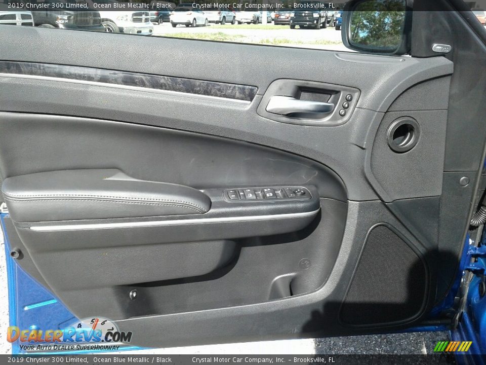 Door Panel of 2019 Chrysler 300 Limited Photo #18