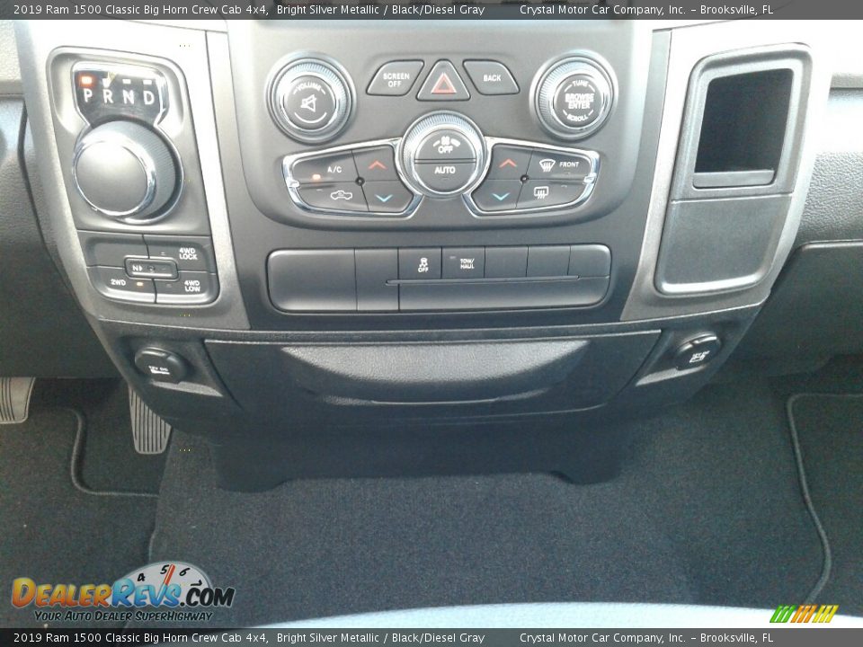 2019 Ram 1500 Classic Big Horn Crew Cab 4x4 Bright Silver Metallic / Black/Diesel Gray Photo #16