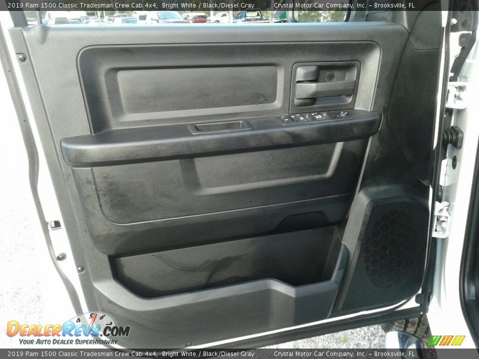 2019 Ram 1500 Classic Tradesman Crew Cab 4x4 Bright White / Black/Diesel Gray Photo #17