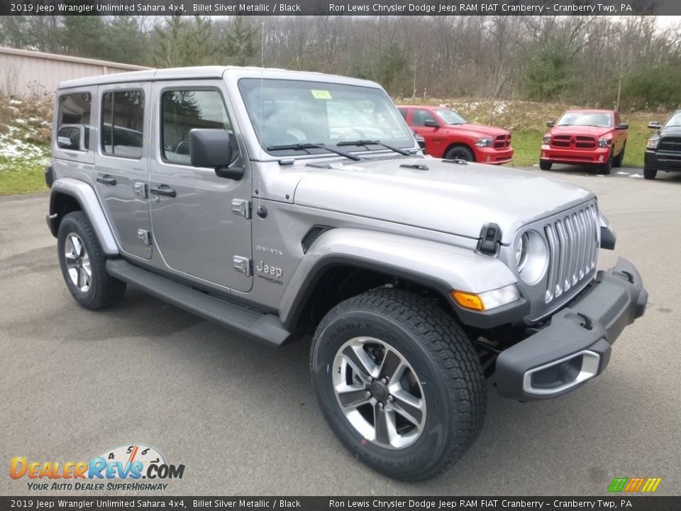 Front 3/4 View of 2019 Jeep Wrangler Unlimited Sahara 4x4 Photo #8