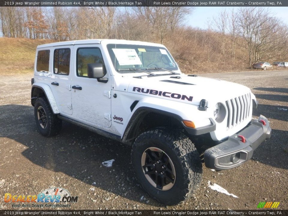 Front 3/4 View of 2019 Jeep Wrangler Unlimited Rubicon 4x4 Photo #7