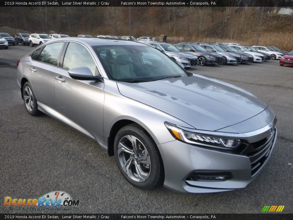 Front 3/4 View of 2019 Honda Accord EX Sedan Photo #5