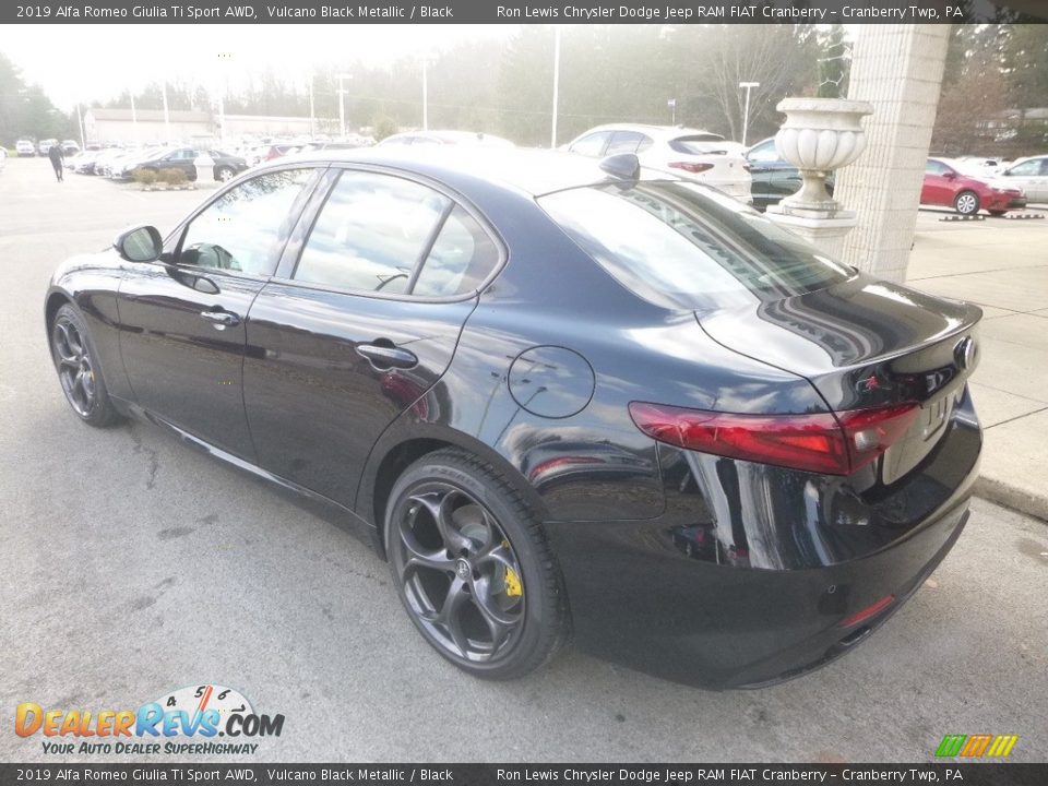 2019 Alfa Romeo Giulia Ti Sport AWD Vulcano Black Metallic / Black Photo #5