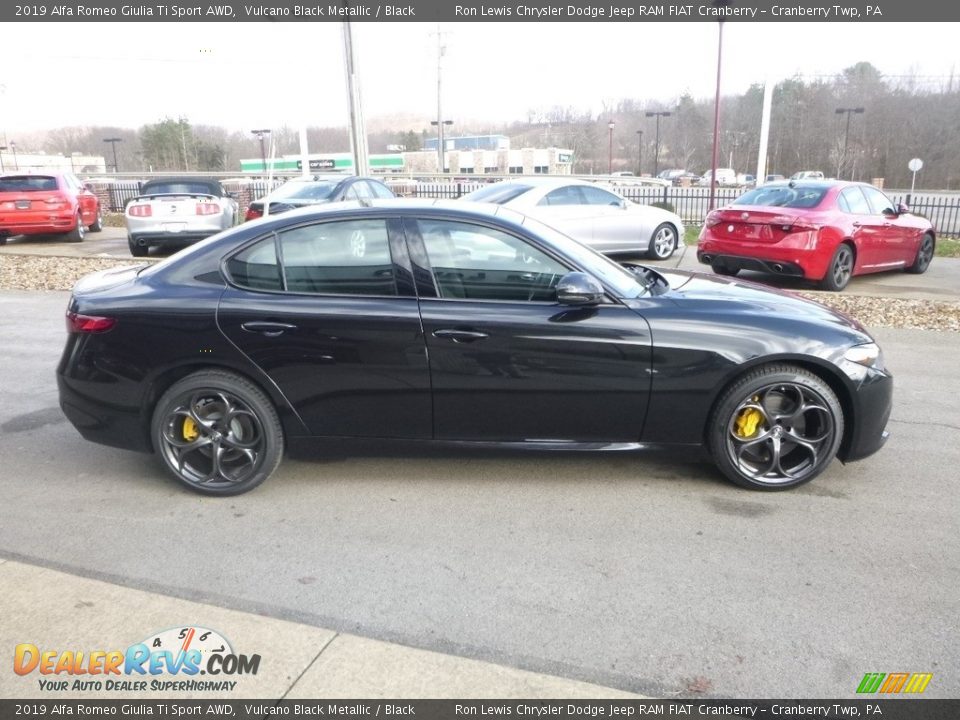 2019 Alfa Romeo Giulia Ti Sport AWD Vulcano Black Metallic / Black Photo #10