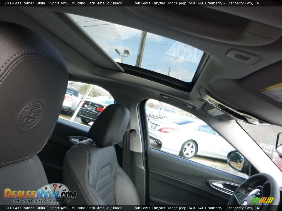 2019 Alfa Romeo Giulia Ti Sport AWD Vulcano Black Metallic / Black Photo #16
