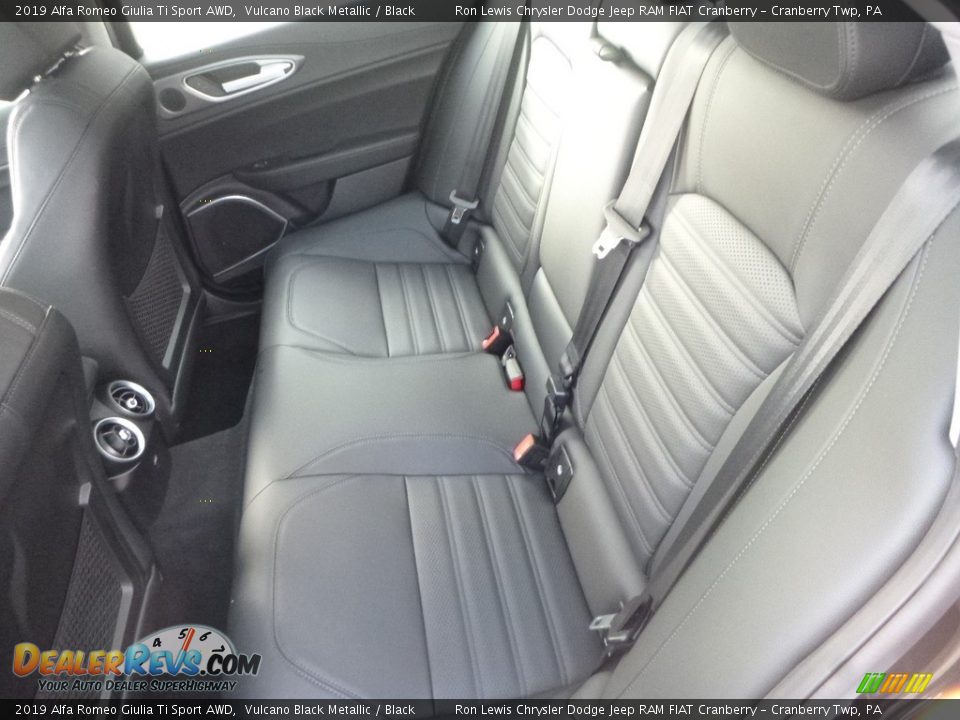 2019 Alfa Romeo Giulia Ti Sport AWD Vulcano Black Metallic / Black Photo #17