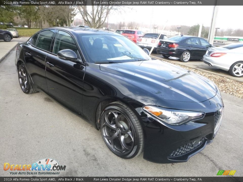 Front 3/4 View of 2019 Alfa Romeo Giulia Sport AWD Photo #11
