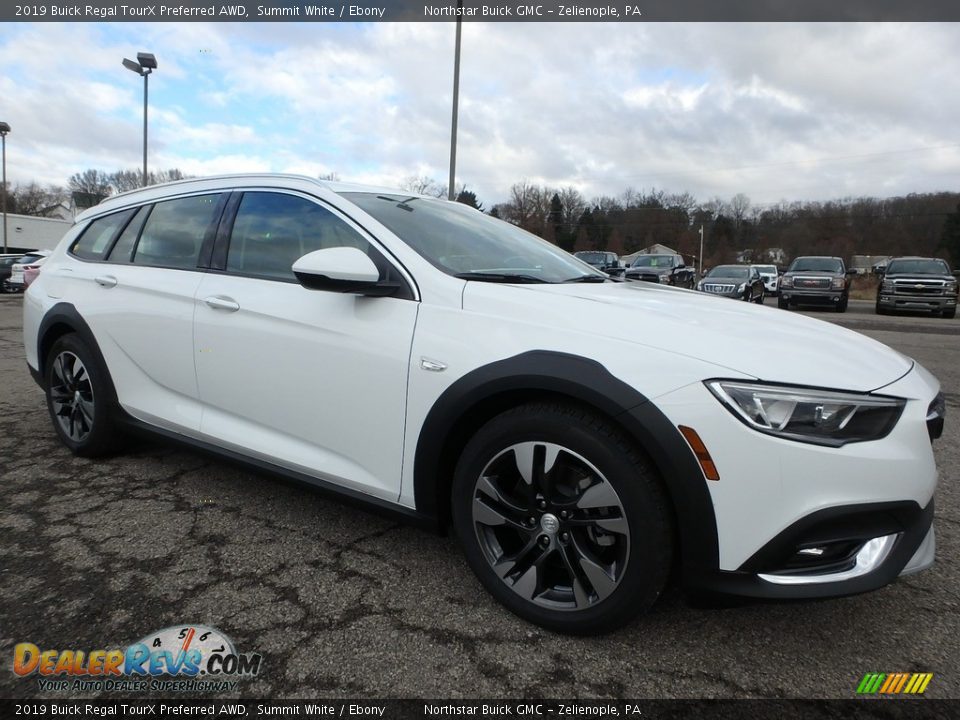 Front 3/4 View of 2019 Buick Regal TourX Preferred AWD Photo #3