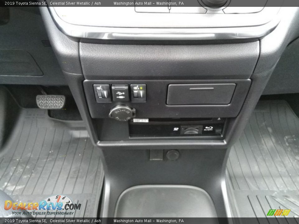 Controls of 2019 Toyota Sienna SE Photo #18