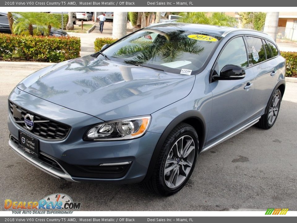 Front 3/4 View of 2018 Volvo V60 Cross Country T5 AWD Photo #4