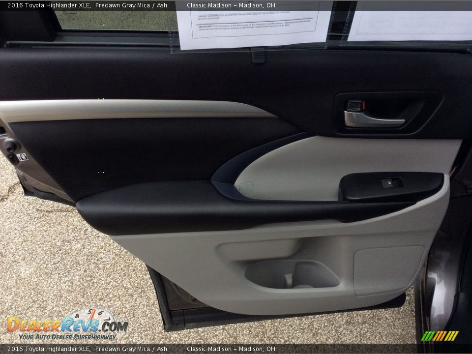 2016 Toyota Highlander XLE Predawn Gray Mica / Ash Photo #26