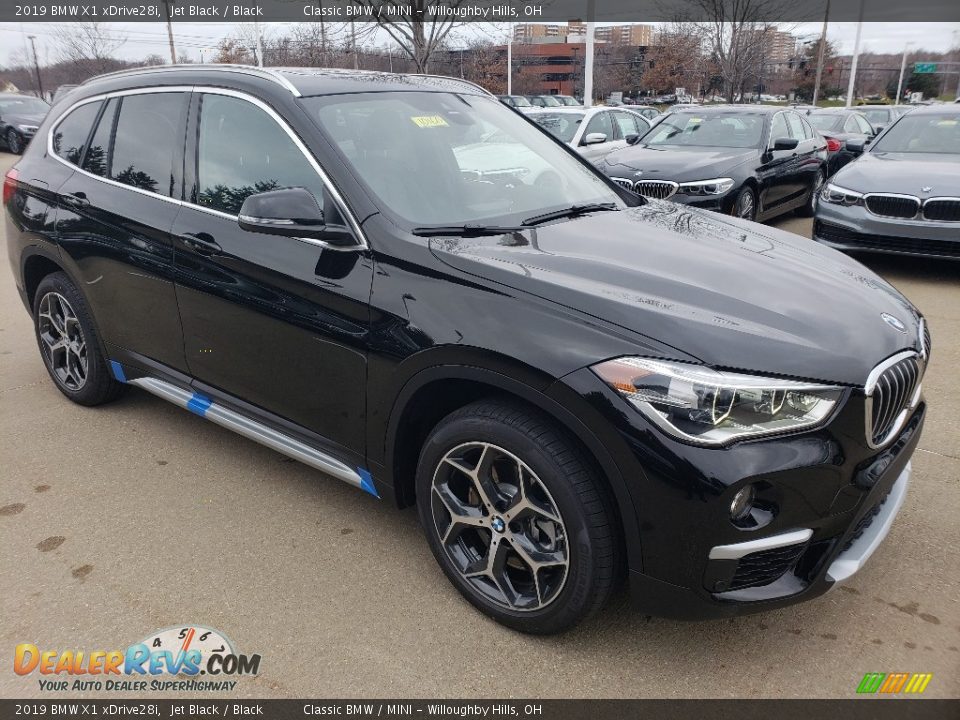 Front 3/4 View of 2019 BMW X1 xDrive28i Photo #1