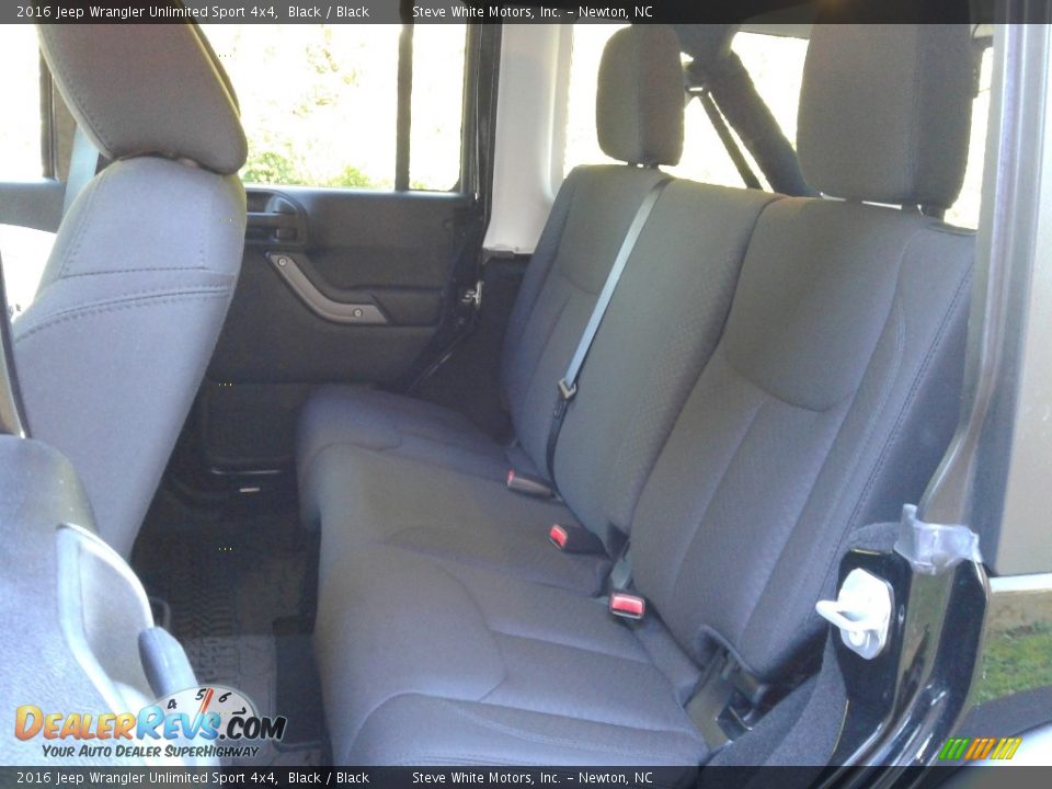 2016 Jeep Wrangler Unlimited Sport 4x4 Black / Black Photo #11