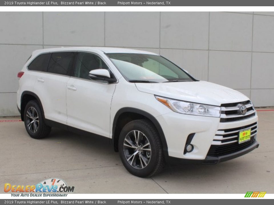 Front 3/4 View of 2019 Toyota Highlander LE Plus Photo #2