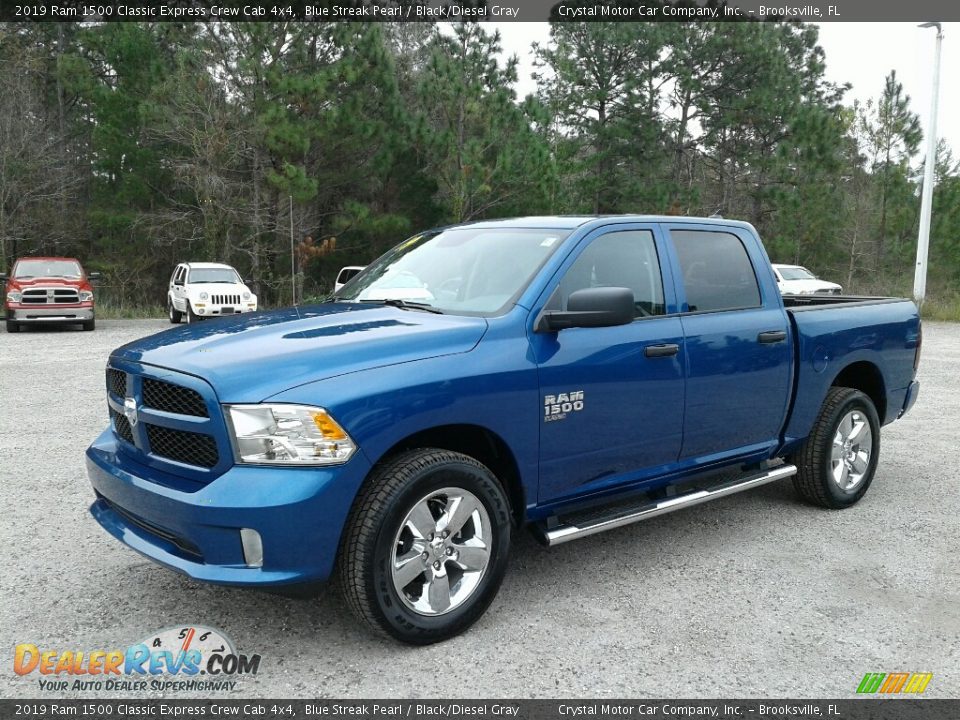 Front 3/4 View of 2019 Ram 1500 Classic Express Crew Cab 4x4 Photo #1