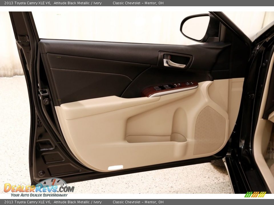 2013 Toyota Camry XLE V6 Attitude Black Metallic / Ivory Photo #4