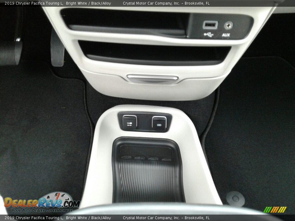 2019 Chrysler Pacifica Touring L Bright White / Black/Alloy Photo #16