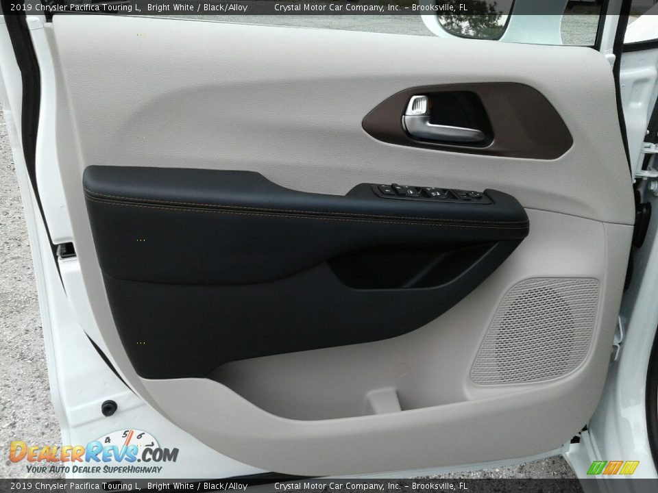 2019 Chrysler Pacifica Touring L Bright White / Black/Alloy Photo #18